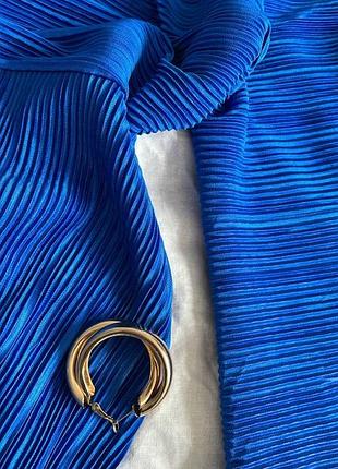 Платье плиссе на один рукав prettylittlething