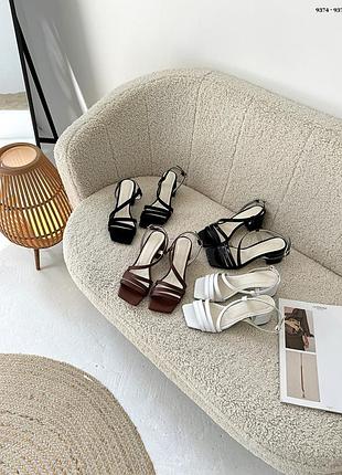 Изысканные кожаные замшевые босоножки на невысоком аккуратном каблуке череи белые коричневые с тоненьвыми, переплетающимися лямочками