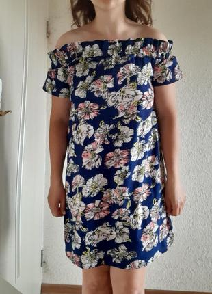 Сукня з відкритими плечима