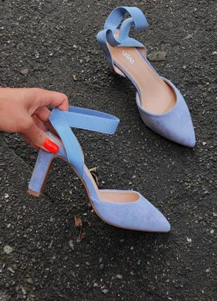 Босоніжки блакитні з закритим носком туфлі
