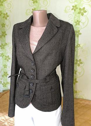 Вовняний піджак з гудзиками та поясом