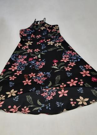 Платье черное с яркими цветами
stradivarius