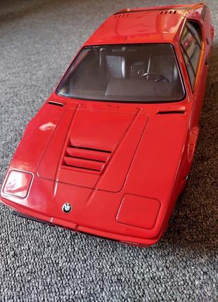 Масштабна лита колекційна модель bmw m1 1987 червоного кольору.