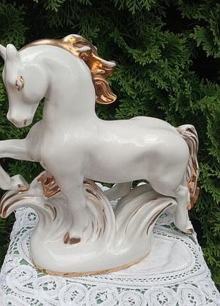 Статуэтка фарфорова , большой конь лфз высший сорт .есть склейка ноги , практически не видно