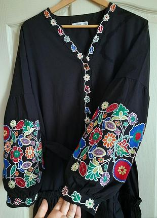 Черное платье вышиванное цветочное