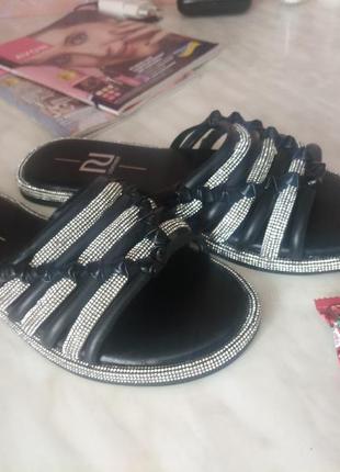 Шлепанцы черно-серебристые кожаные river island.
