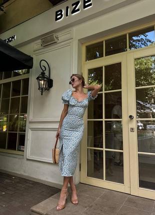 Силуэтное платье в цветочный принт с короткими рукавами и разрезом на ноге