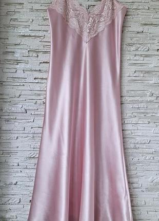 Атласный длинный пеньюар с кружевом.