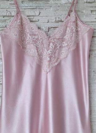 Атласный длинный пеньюар с кружевом.