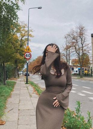 Плаття на зав'язках, з широкими рукавами.