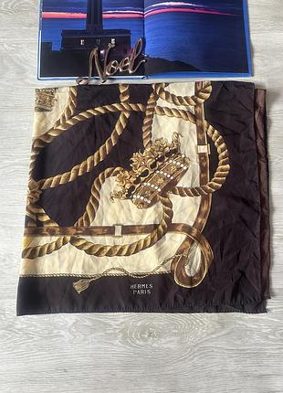 Красивый коричневый платок