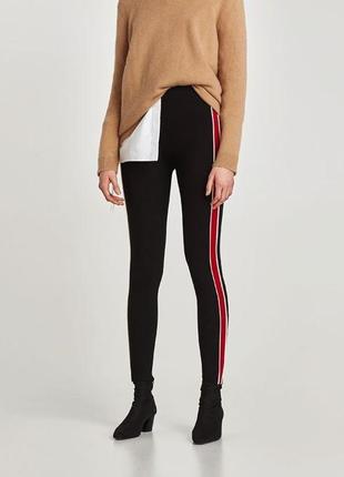 Моделюючі легінси zara з щільної тканини з червоними лампасами