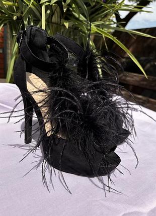 Босоніжки на підборах