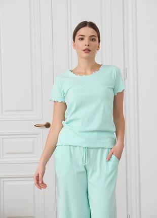 Жіночий комплект з капрі однотонний - в рубчик