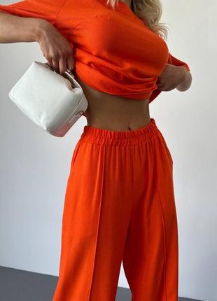 Легкий жіночий костюм