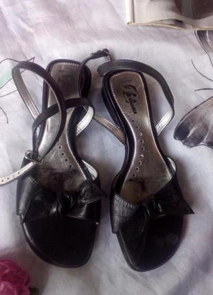 Кожаные босоножки