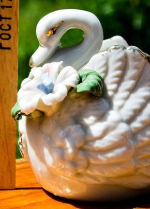 Очаровательный лебедь с цветами! германия!