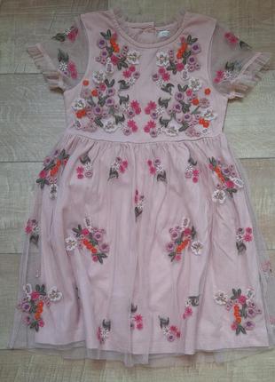 Сукня з вишитими квітами