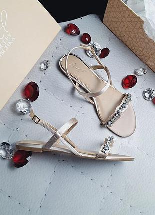Badgley mischka оригинал сатиновые босоножки сандалии украшены камнями