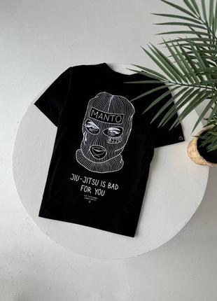 Чорна футболка манто велике лого