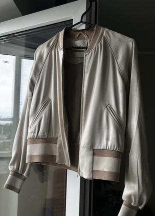 Атласный бомбер aritzia