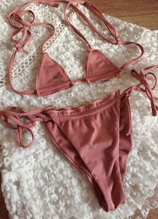 Сексуальная модель купальника