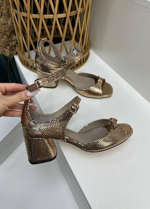 Босоножки женские из натуральной итальянской кожи и замши на каблуке с ремешками пряжками