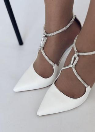 Белые женские туфли на шпильке