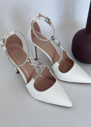 Белые женские туфли на шпильке
