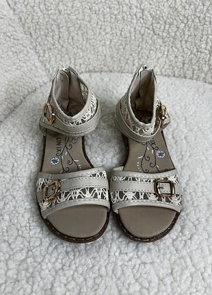 Детские босоножки