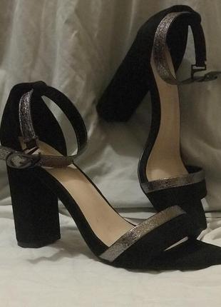 Босоніжки на підборах