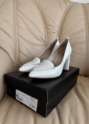 Туфлі на каблуку
