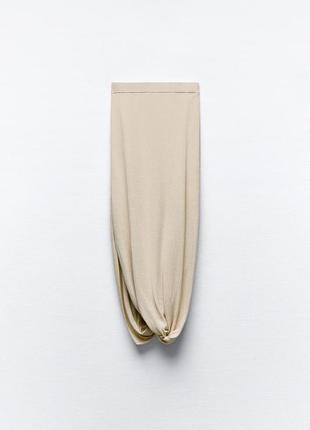 Трикотажная юбка средней длины с объемным низом5 фото