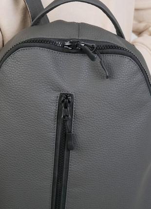 Компактный женский рюкзак like в экокожи, темно-серый цвет6 фото