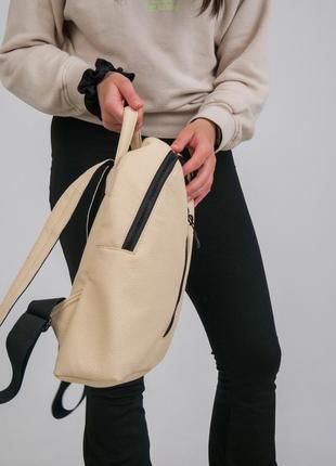 Компактный женский рюкзак like в экокожи, молочный цвет7 фото