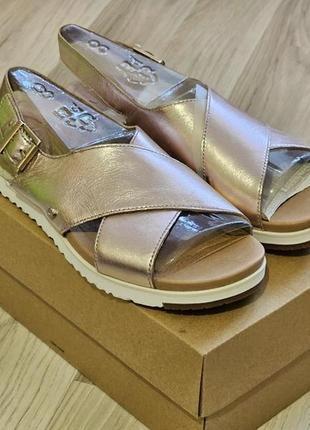 Босоніжки шкіряні ugg.