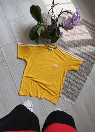 Вінтажна футболка adidas з лампасами жовта футболка