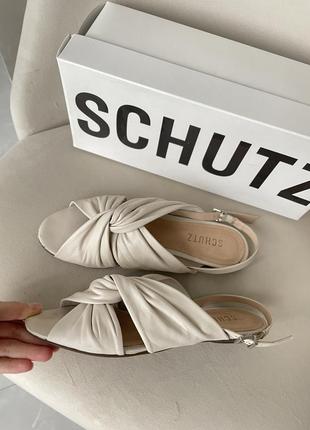 Босоніжки schutz шкіра молочні білі 37