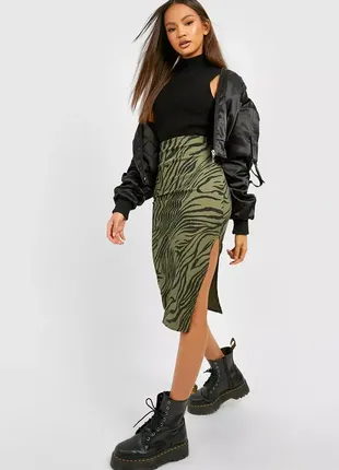 Юбка миди цвета хаки с принтом зебры в рубчик boohoo