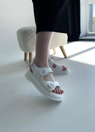 Жіночі босоніжки сандалі  білі сандалі