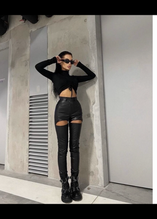 Лосины леггинсы с разрезами кожаные тренд в стиле bona mugler