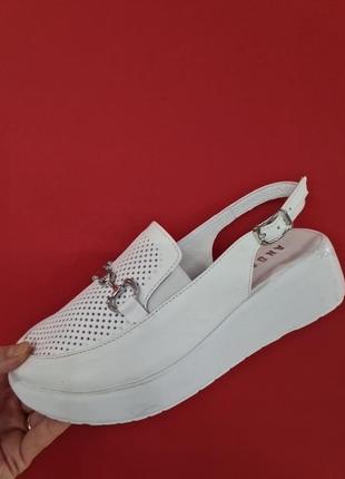 Босоножки кожаные.