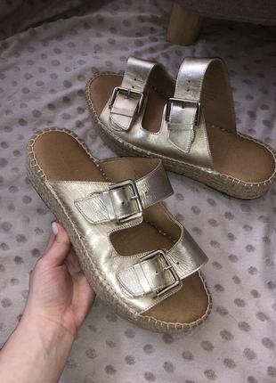 Carvela kurt geiger іспанія босоніжки на плетеній підошві танкетці шкіряні натуральна шкіра босоножки натуральная кожа соломенная танкетка