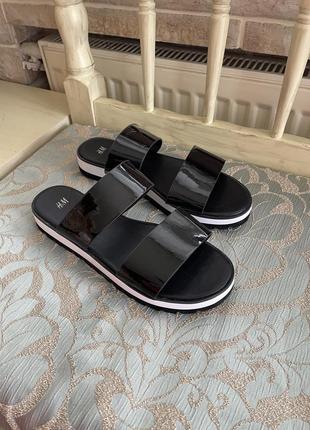 Шльопанці тапці лаковані