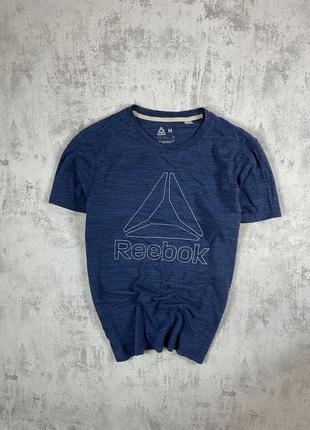 Синяя спортивная футболка reebok с белым логотипом: стиль и комфорт в одном