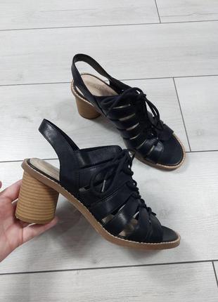 Кожаные босоножки clarks на шнуровке р.39