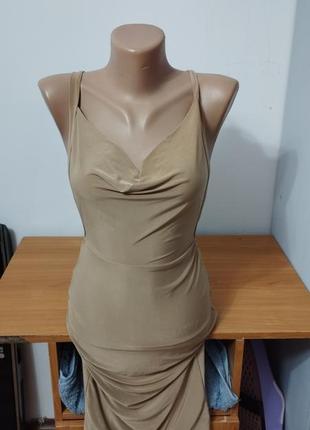 Облегающие бежевое платье