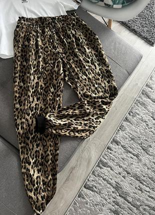 Легкие атласные брюки в лео принт zara  🐆