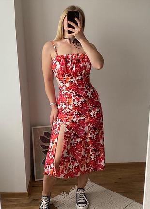 Медное платье с разрезом и вырезами на талии