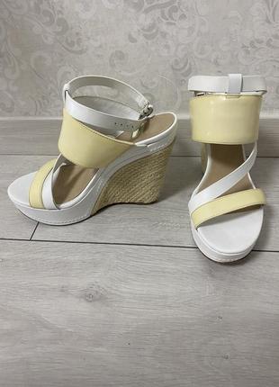 Босоножки guess